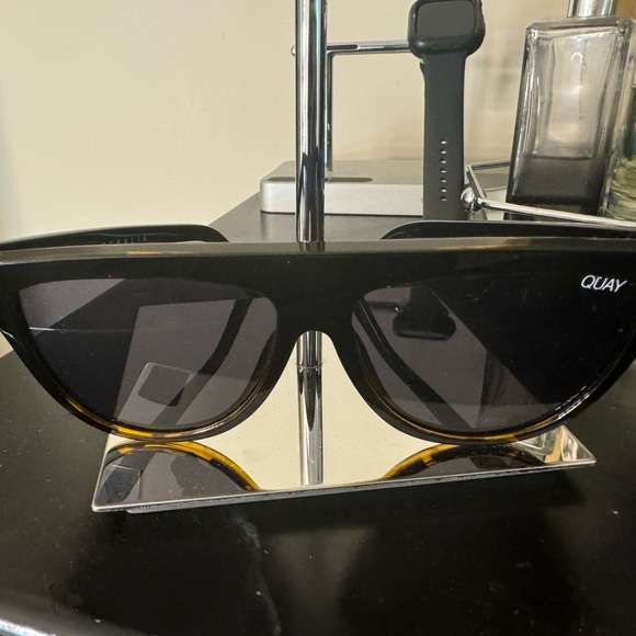 Quay woman’s sunglasses lightly used no scratches - Picture 2 of 4